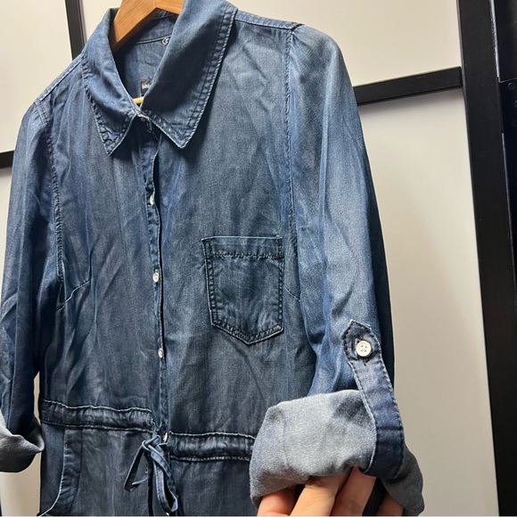 Shirt dress, it has a snap in between the buttons. - Picture 3 of 6